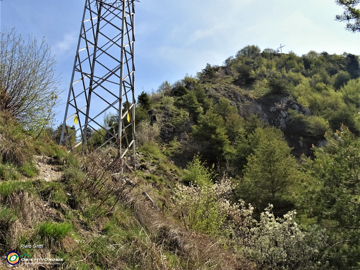 45 Dal traliccio visibile l'impervia salita per la croce di vetta del Pizzo di Spino.JPG